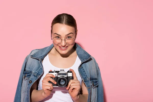 Neşeli genç kadın fotoğrafları fotoğraf makinesinde yapma — Stok fotoğraf