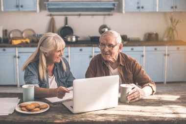 Mutlu üst düzey evli çift evde internet sorunları çözme