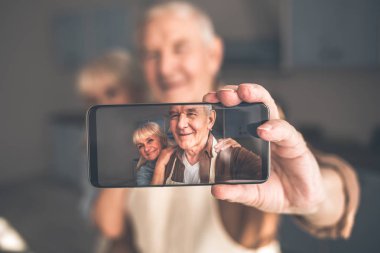 Mutlu olgun karı koca selfie telefonda yapma