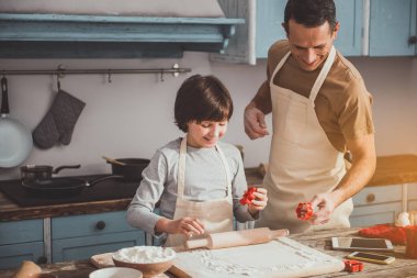 Adam ve çocuk lezzetli ekmek yapıyor