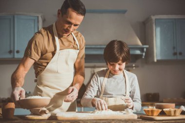 Adam ve pişirme için hamur işi çocuk