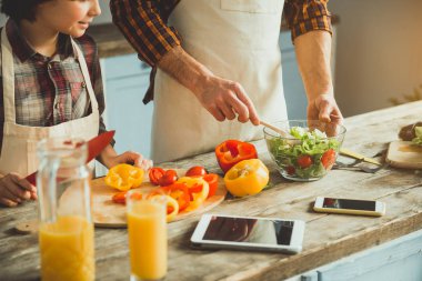 Baba ve oğul mutfak hobi sahip