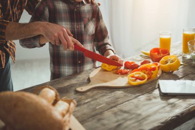 Baba ve oğul birlikte sebze Dilimleme