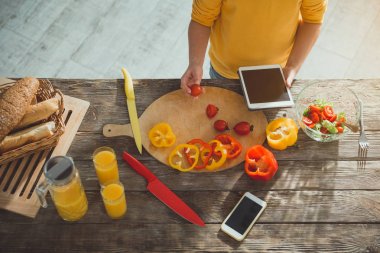 Küçük çocuk becerikli alet yardımı ile pişirme