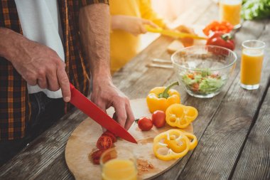 Adam ve çocuk akşam yemeği için yemek salata