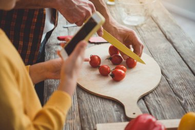 Baba ve çocuk mutfakta sebze salatası hazırlama