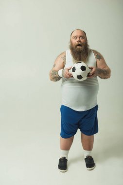 Bir futbol topu tutmak oynak kalın adam