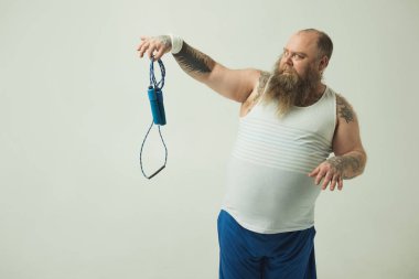 Şişman adam-ip atlama antipati ile seyir