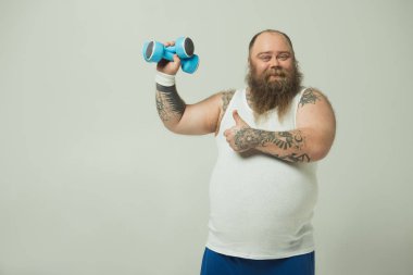 Neşeli şişko adam onun vücut yetiştirmek isteyen