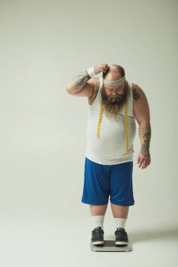 Kalın adam onun ağırlığı ile memnun olduğunu