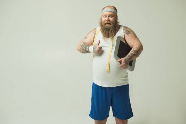 İyi egzersiz sonucu gösterilen neşeli kalın adam