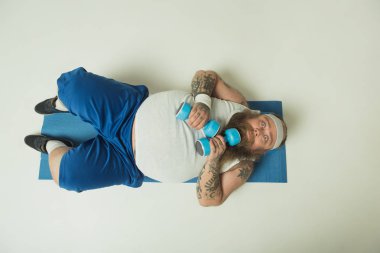 Ağırlıklar ile eğitim şok kalın adam