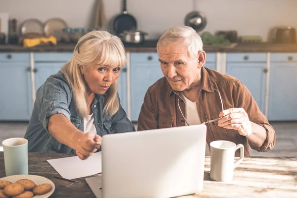 Mogen man och hustru använder modern dator hemma — Stockfoto