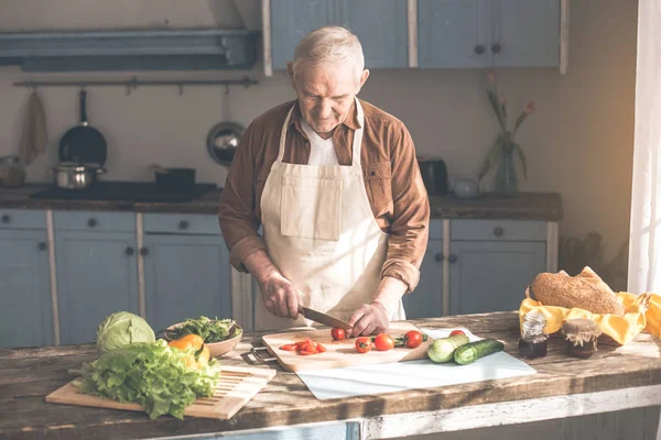 Calma pensionista varón maduro cocina desayuno saludable — Foto de Stock