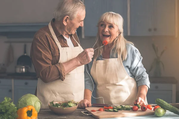 Fröhliches Senioren-Ehepaar ernährt sich gesund — Stockfoto