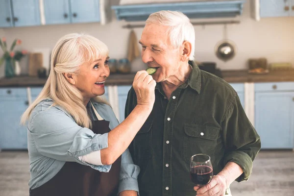Взволнованные пенсионеры дегустируют здоровые овощи в столовой — стоковое фото