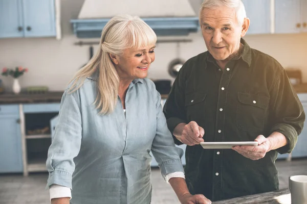 Feliz pareja de ancianos casados leyendo receta en gadget — Foto de Stock