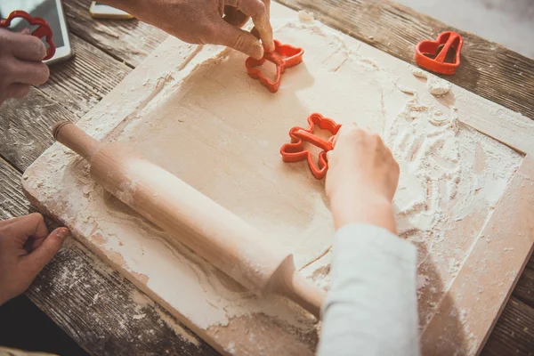 Hombre y niño haciendo galletas con moldes — Foto de Stock
