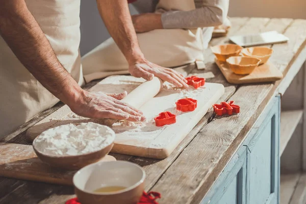 Papa macht Süßigkeiten für sein Kind — Stockfoto