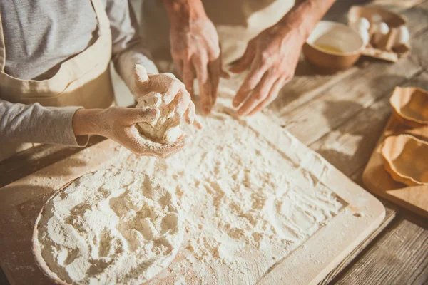 Kind formt Teig mit den Händen — Stockfoto