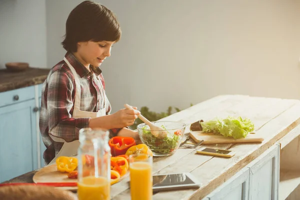 Little kid making healthy lunch himself — Stock Photo, Image