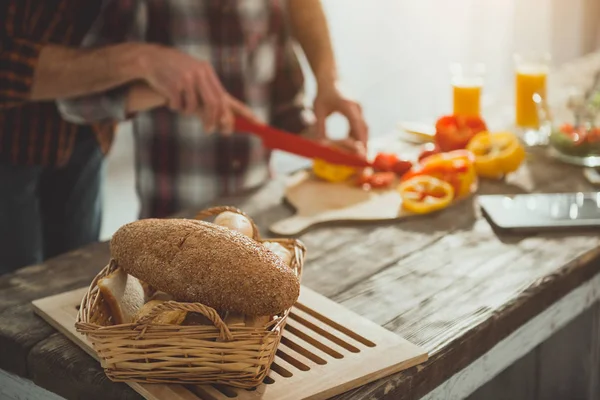 Pai e criança cozinhar em conjunto — Fotografia de Stock