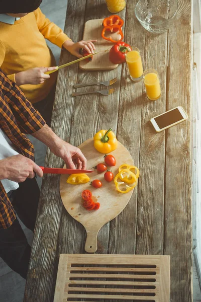 Vader en kind samen koken — Stockfoto