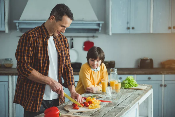 Dad showing his kid cooking — Stock Photo, Image