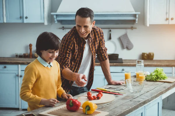 Apa és fia főzés finom saláta — Stock Fotó