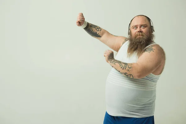 Hombre gordo alegre bailando con auriculares — Foto de Stock