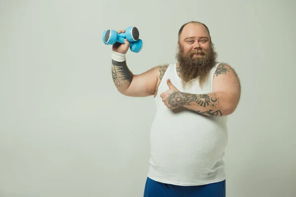 Hombre gordo alegre quiere entrenar su cuerpo — Foto de Stock