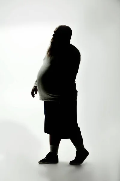 Hombre gordo pensativo con abdomen grande caminando — Foto de Stock
