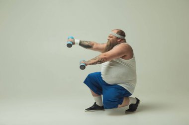 Erkek şişko ağırlık egzersiz yapıyor