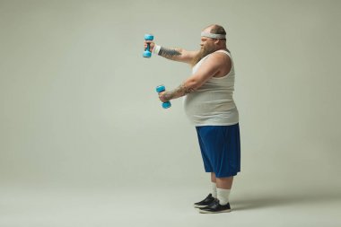 Şişman adam halter kaldırma gergin