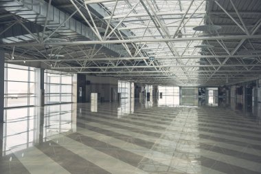Gri kapı ve beton zemin ışık Salonu