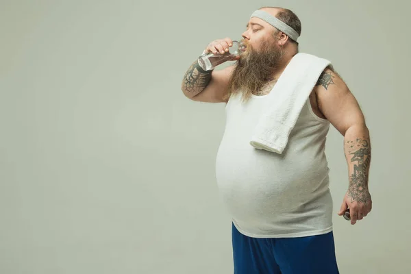 Cansado grasa masculina es muy sediento después del entrenamiento — Foto de Stock