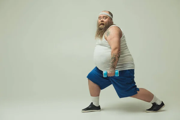 Šokovaný Tlustý chlap chová jako sportovec — Stock fotografie