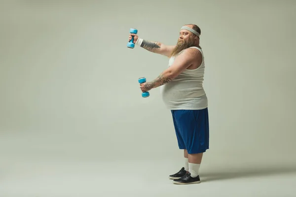 Gordo macho con entrenamiento abdominal grande con pesas —  Fotos de Stock