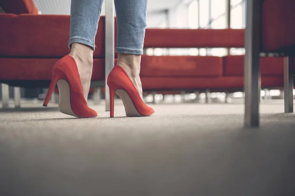 Женщина надевает красивую обувь — стоковое фото