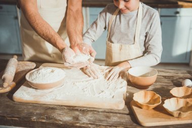 Baba ve oğul birlikte yemek sevgi dolu