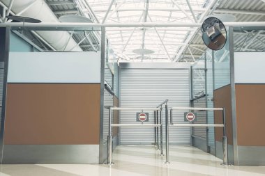 Bu karşısında metal yapılar ile kapalı giriş