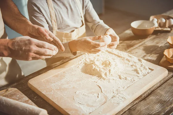 Far och barn att göra degen — Stockfoto