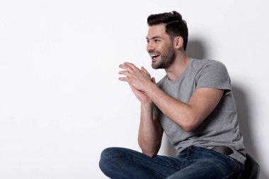 İyimser genç adam duygu mutluluktur