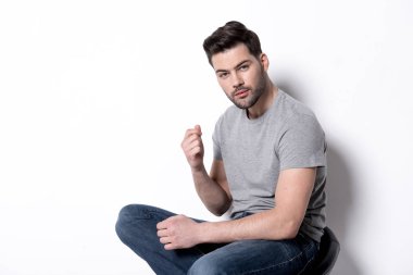 Şık sakallı adam düşünceli poz