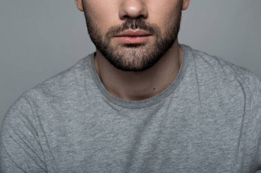 Sakallı adam düşünceli poz