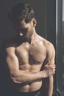 Çekici adam çıplak vücut'la duruyor