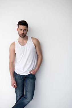 Muhteşem genç adam cidden poz