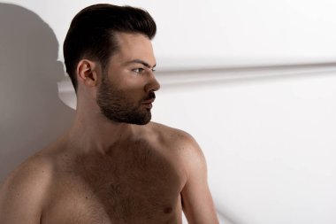 Ciddi adam bir kenara ikindilerde arıyor