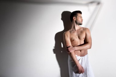 Dalgın adam onun kalçalarına havlu poz