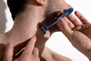 Genç adam onun sakal şekillendirme